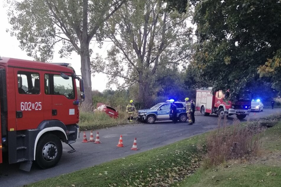 Die deutschen Beamten krachten mit dem Opel zusammen. Dieser landet neben der Straße. Polnische Polizisten und die Feuerwehrleute waren auch vor Ort.