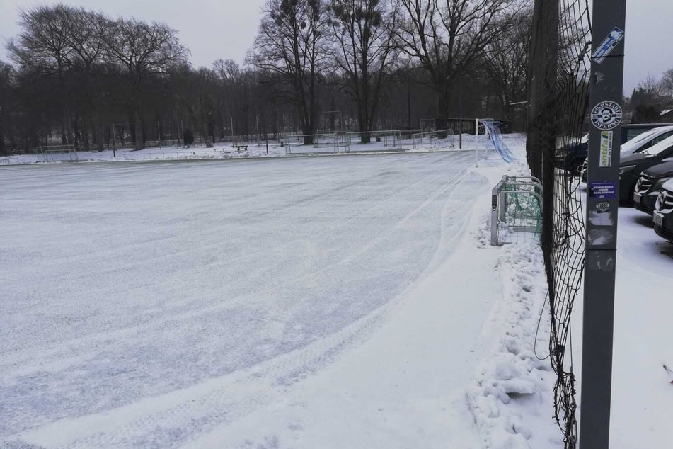 Selbst der Kunstrasenplatz in Babelsberg ist vereist, stattdessen sind Hallentraining und ein Interview angesagt.