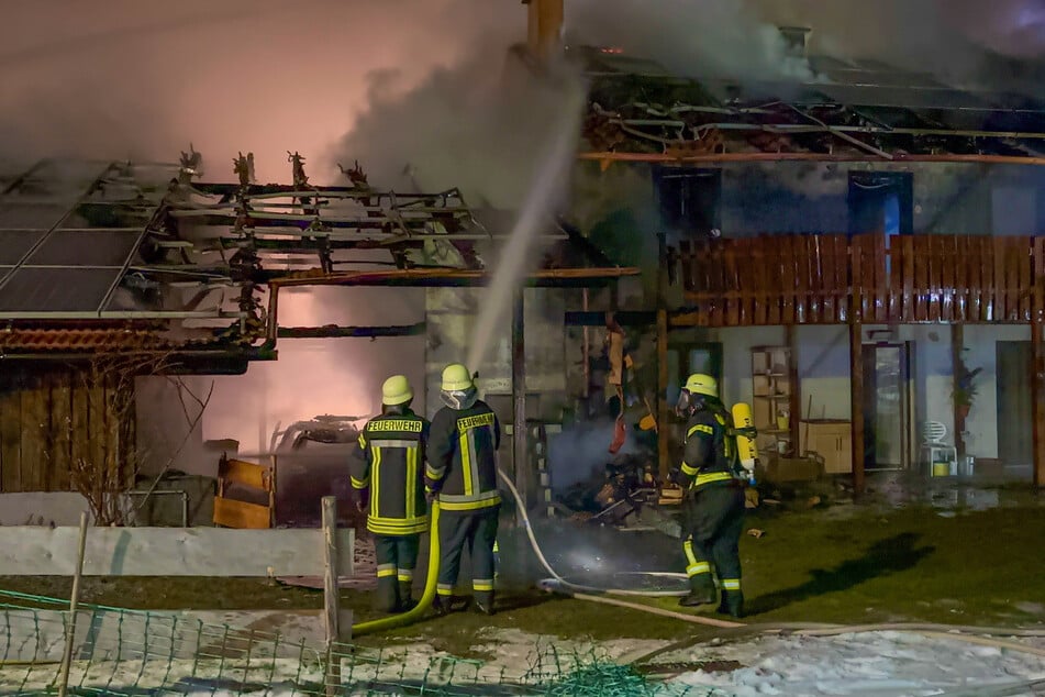 Wohnhaus brennt lichterloh: Feuerwehr kämpft stundenlang gegen die Flammen