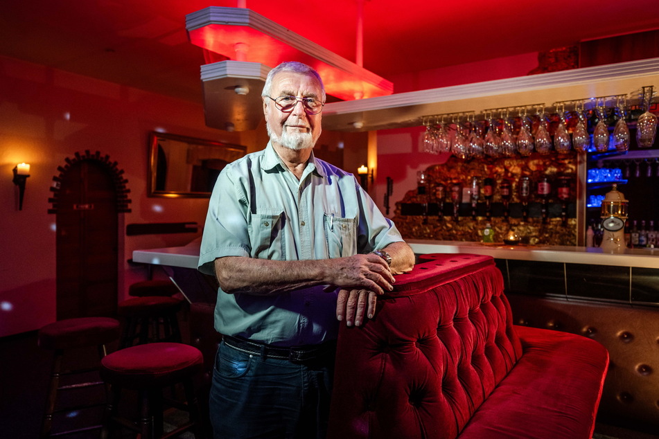 Rentner im Nebenjob: Alfred Hollfelder steht im hohen Alter von 79 Jahren noch als Barkeeper in seinem Pärchenklub hinter der Theke.
