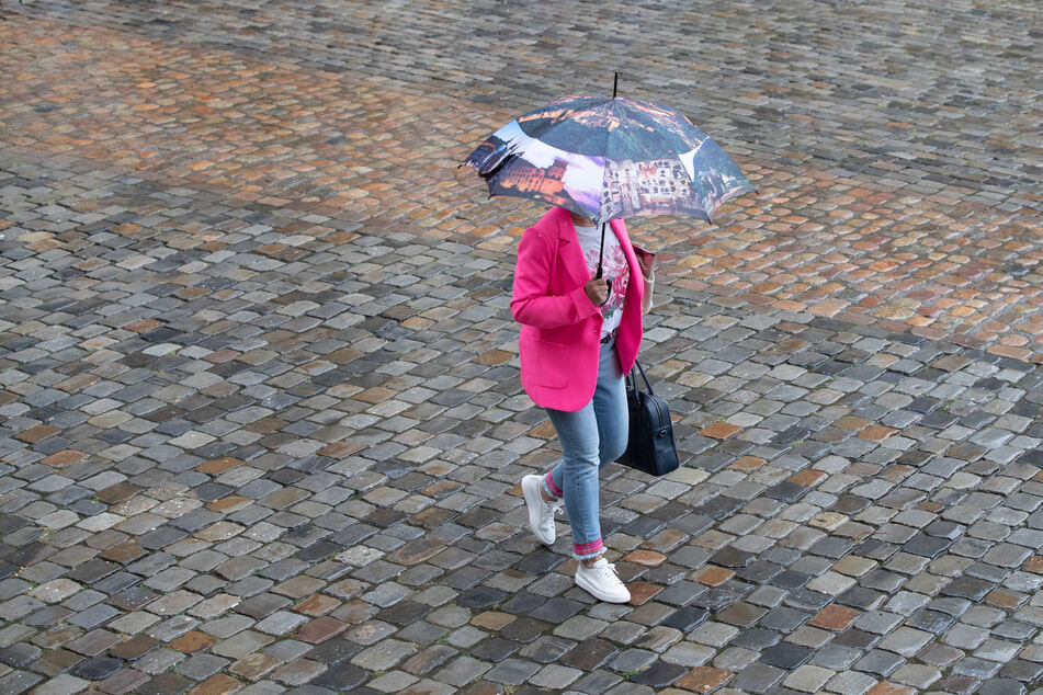 Nie ohne Regenschirm aus dem Haus: In den nächsten Tagen muss in Nordrhein-Westfalen mit viel Regen gerechnet werden.