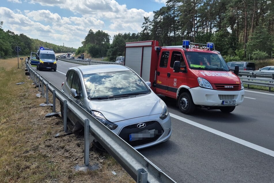 Wenig später verlor eine weitere Autofahrerin die Kontrolle über ihren Wagen, kam von der Fahrbahn ab und prallte gegen die Leitplanke.