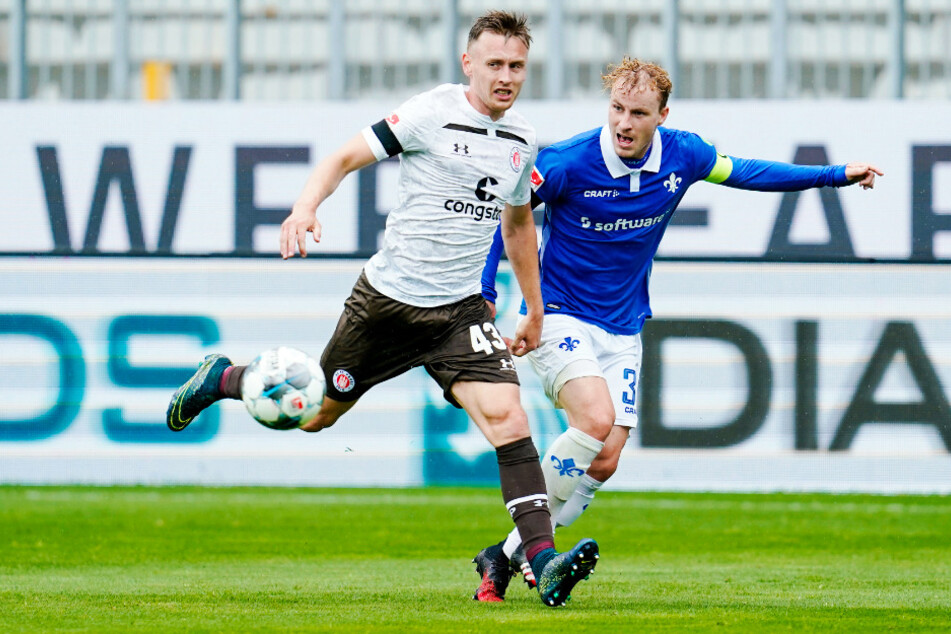 Darmstadts Kapitän Fabian Holland (r.) bedrängt St. Paulis Sebastian Ohlsson.