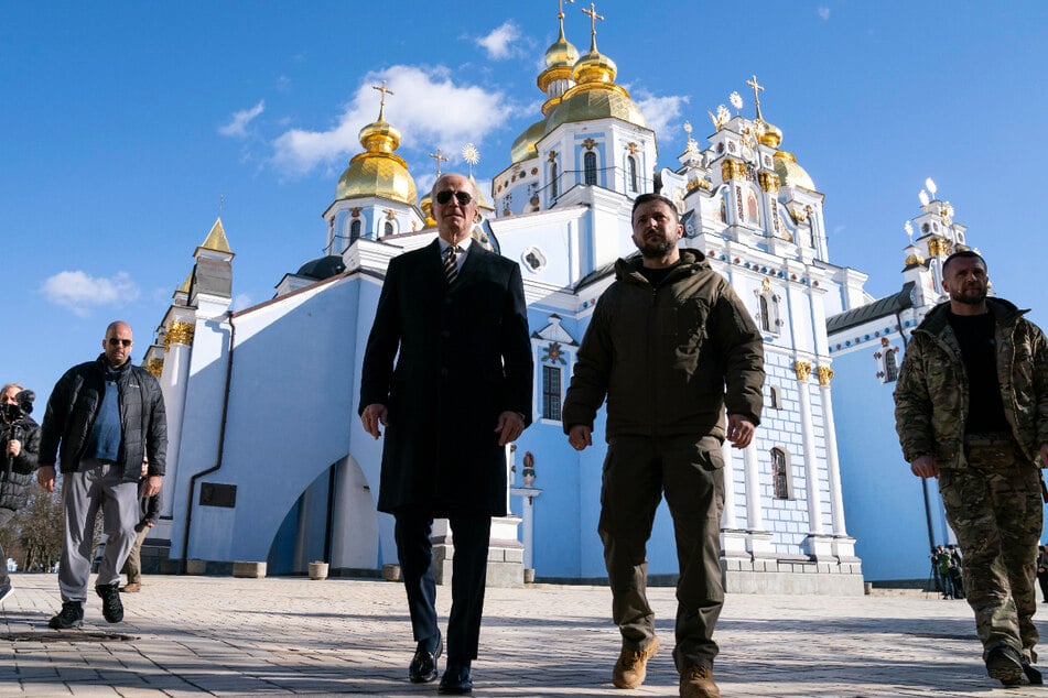 Die verbündeten Staatspräsidenten Joe Biden und Wolodymyr Selenskyj vor dem St. Michaelskloster in Kiew.