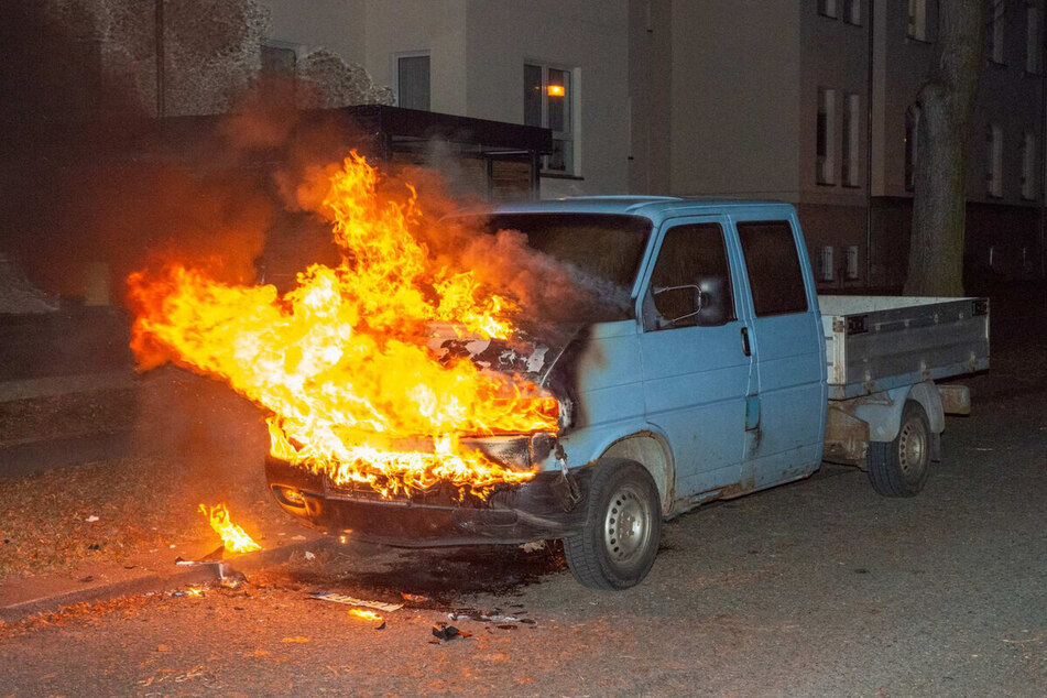 Der VW-Transporter auf der Lortzingstraße brannte lichterloh.