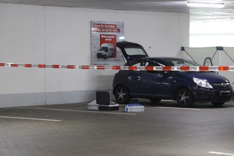 In diesem dunkelblauen Opel Corsa fand man die Leiche der jungen Frau. Der Wagen gehört den Eltern der Toten.
