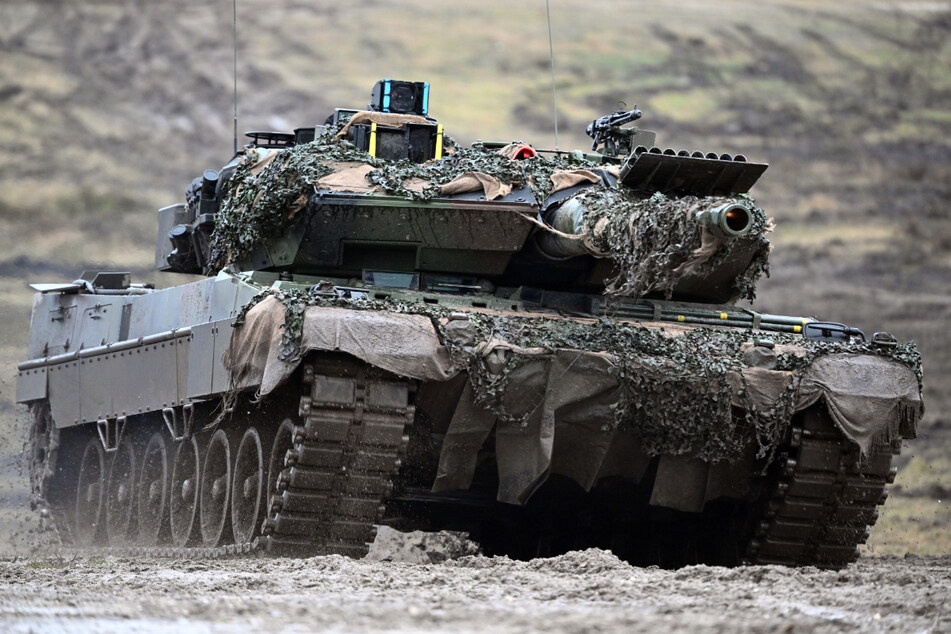 Auch beim "Leopard 2" schaut sich das Verteidigungsministerium nach Ersatz für die versprochenen Kampfpanzer-Lieferungen um. (Archivbild)