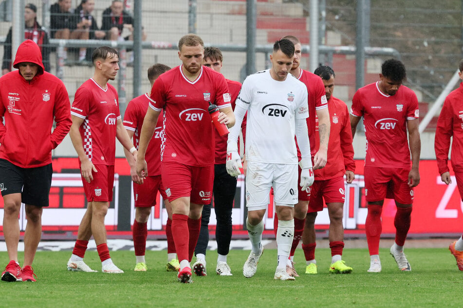 Finstere Minen, hängende Köpfe: Die FSV-Spieler waren nach der heftigen Pleite gegen Greifswald enttäuscht.