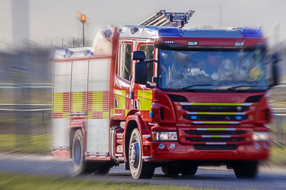 Die Feuerwehr musste den 27-Jährigen aus dem Flutgraben retten. (Symbolbild)