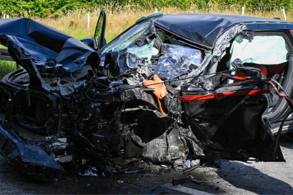 Lastwagen und mehrere Autos krachen zusammen: Sechs Verletzte und großes Trümmerfeld