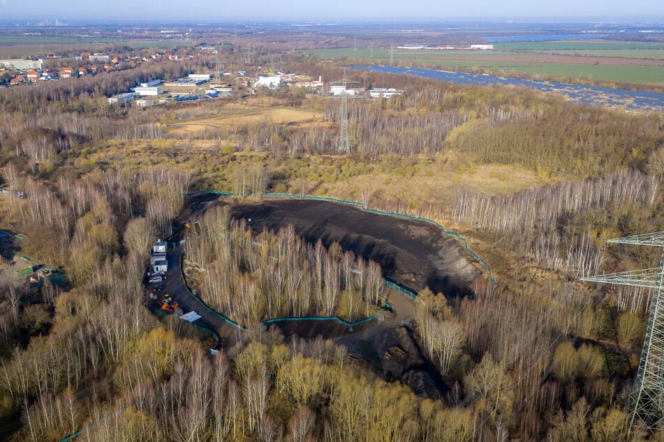 Blick aus der Vogelperspektive auf das Teerschlammbecken Espenhain - es wird jetzt saniert.