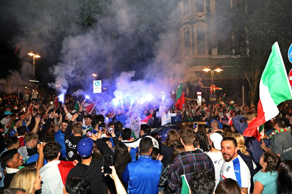 Italien-Fans haben sich am Sonntagabend nach dem Sieg über England versammelt und zusammen gejubelt.