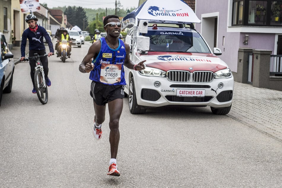 Bei allen "Flagship Runs" jagt ein echtes Auto den Läufern auf der Strecke hinterher. In Dresden wird dieses Auto die Sportler und Sportlerinnen lediglich virtuell einholen. (Archivbild)