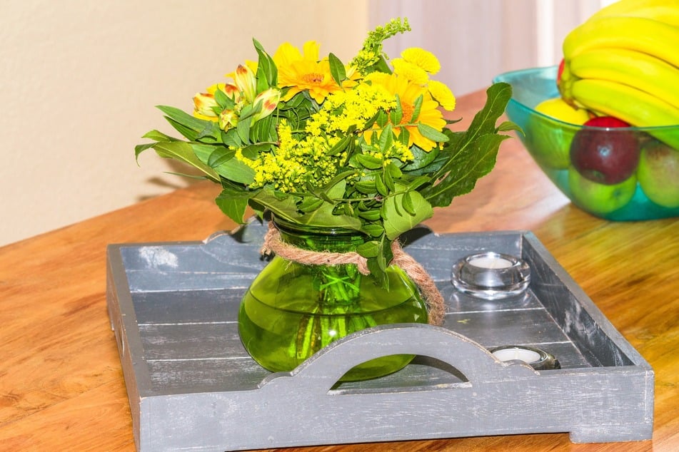Für eine lang anhaltende Blumenpracht solltest Du die Vase nicht direkt neben eine Obstschale stellen.