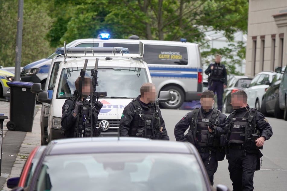 In der Chemnitzer Kanalstraße war ein Großaufgebot an Polizisten im Einsatz.