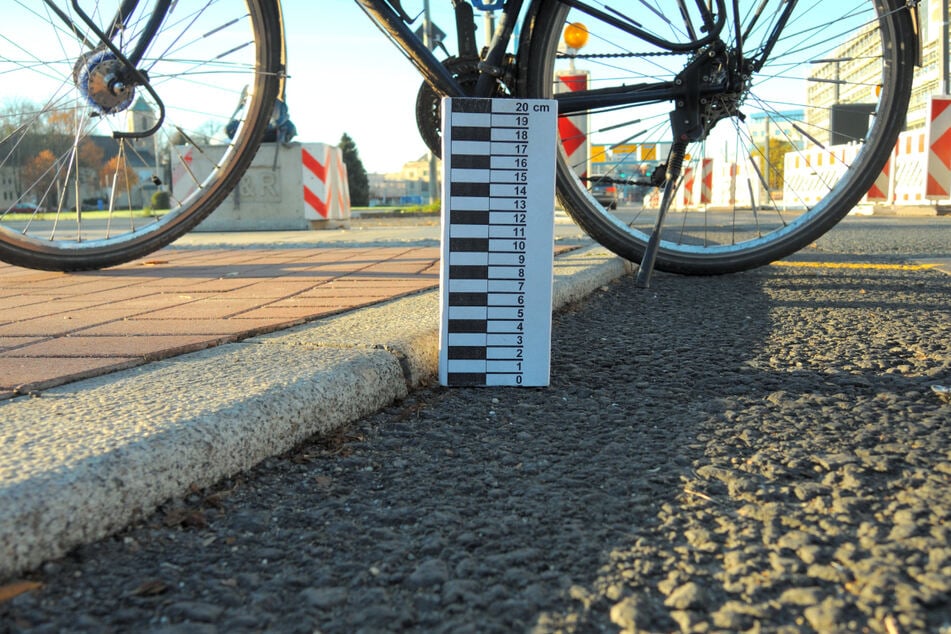 Über diese Bordsteinkante auf dem neuen Radweg am Stefan-Heym-Platz beschwert sich der ADFC.