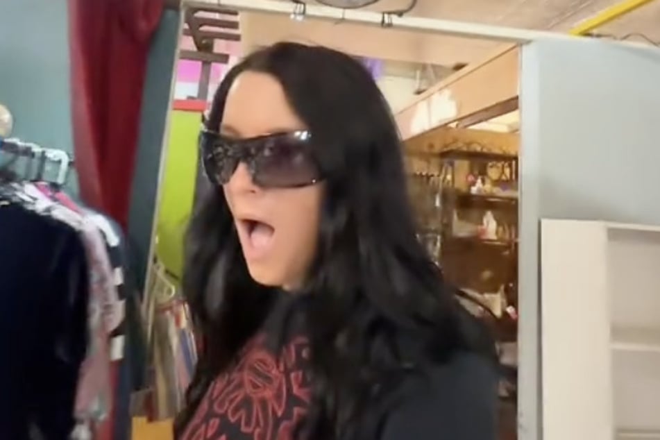 Macy Eleni klappte die Kinnlade nach unten, als sie die Tasche entdeckte.