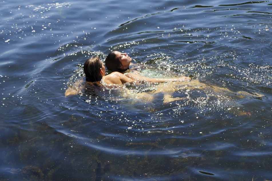 Nathalie zieht Chiara aus dem Wasser.