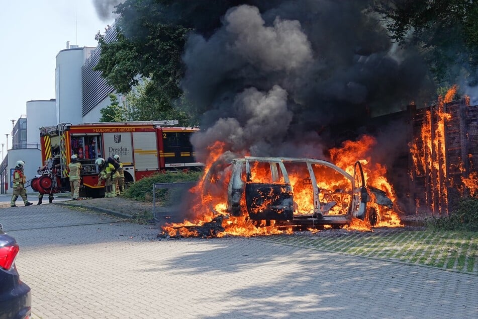 Der Citröen stand lichterloh in Flammen.