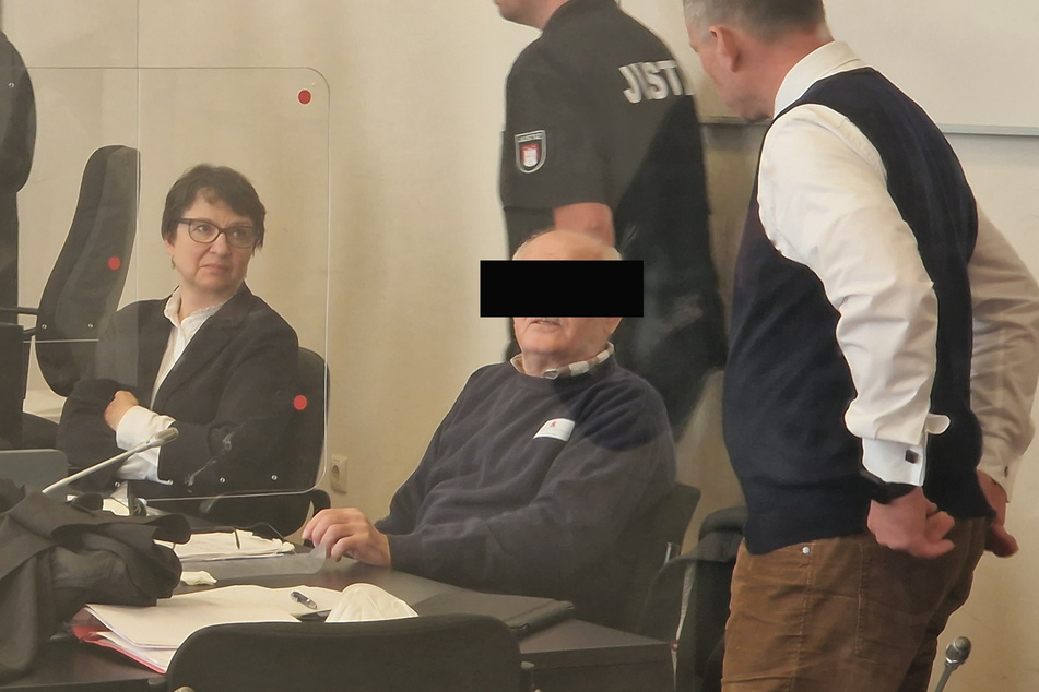 Der Angeklagte (Mitte) im Gespräch mit seinem Anwalt. Links die Dolmetscherin.