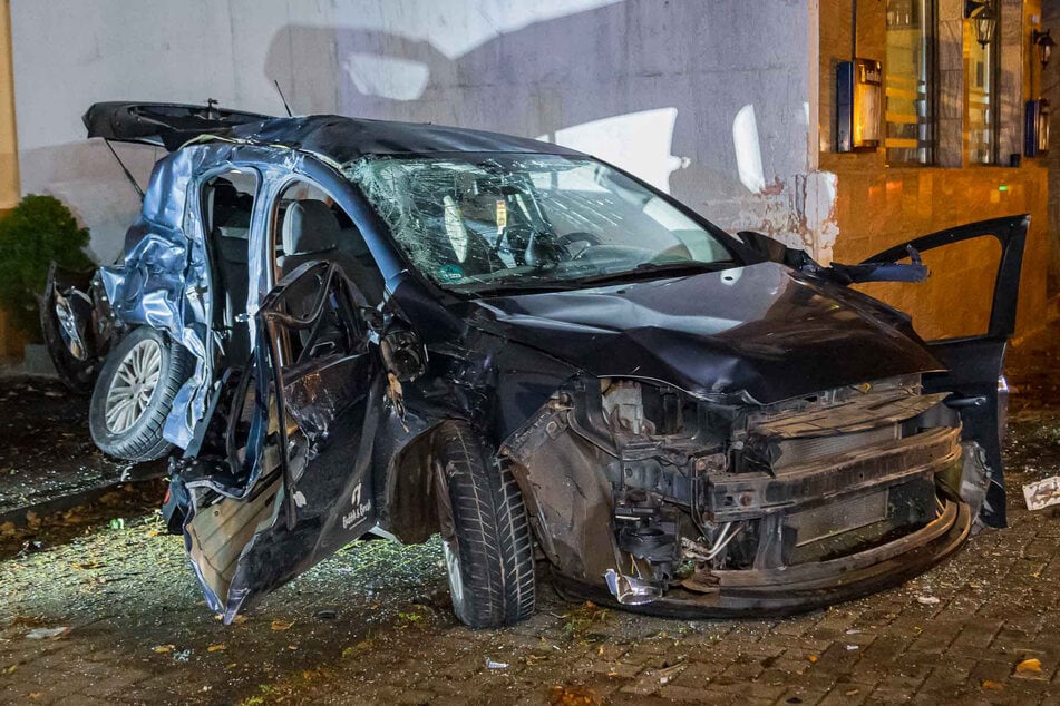 Der Fiat wurde bei dem Crash erheblich beschädigt.