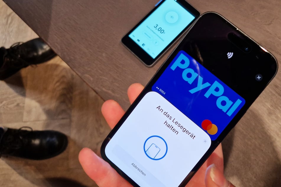 Mit der neuen PayPal-Mastercard können Konsumentinnen und Konsumenten direkt aus der PayPal-App bezahlen. Hierbei wird immer erst auf das Guthaben zurückgegriffen und dann auf das hinterlegte Konto.