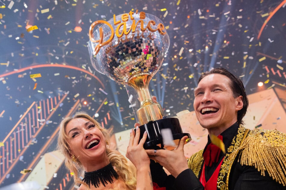 Anna-Carina Woitschack (33) und Evgeny Vinokurov (35) haben die diesjährige Staffel von "Let's Dance" gewonnen.