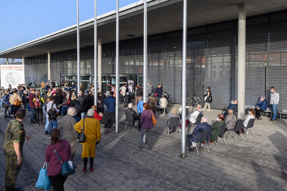 Der Eingang zum Dresdner Impfzentrum - gut besucht. Wegen der stabilen Impfstoffmenge und der Systemumstellung wird es neue Termine geben.