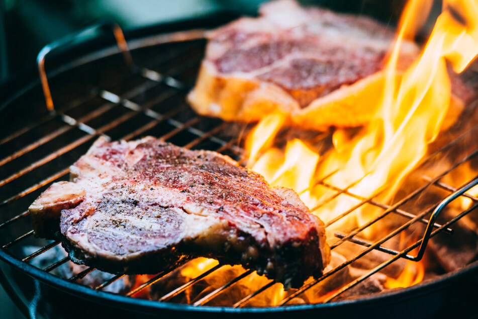 Bei einem Grillunfall zog sich ein 21-Jähriger schwere Verbrennungen zu. (Symbolbild)