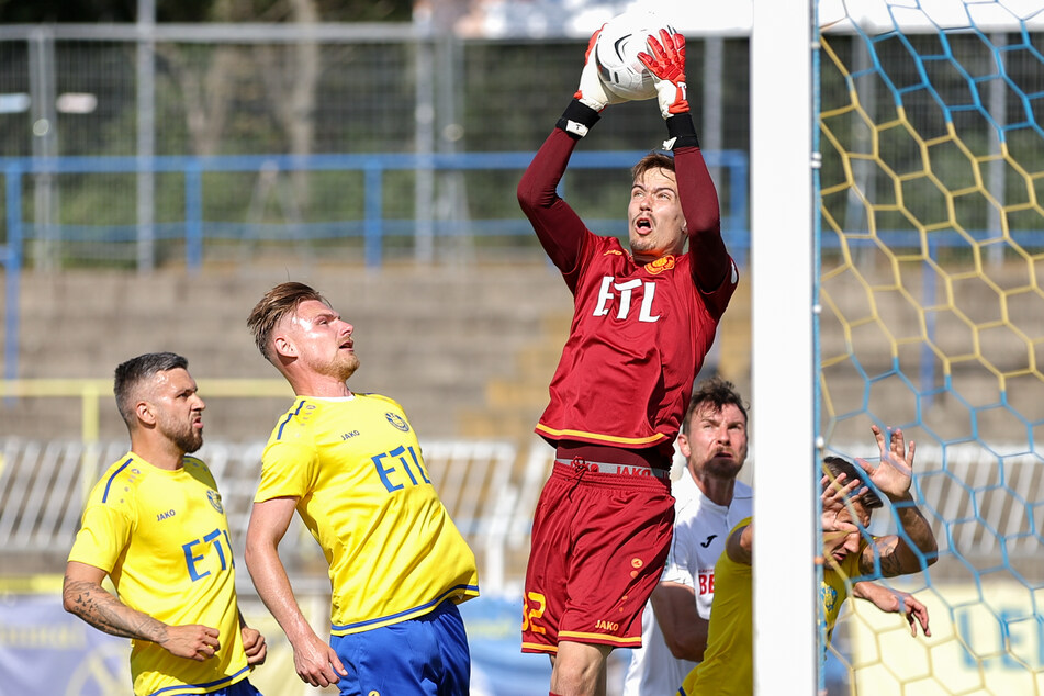Loks Torwart Fabian Guderitz kann auf einen weiteren Patzer im Rückspiel sicher verzichten.