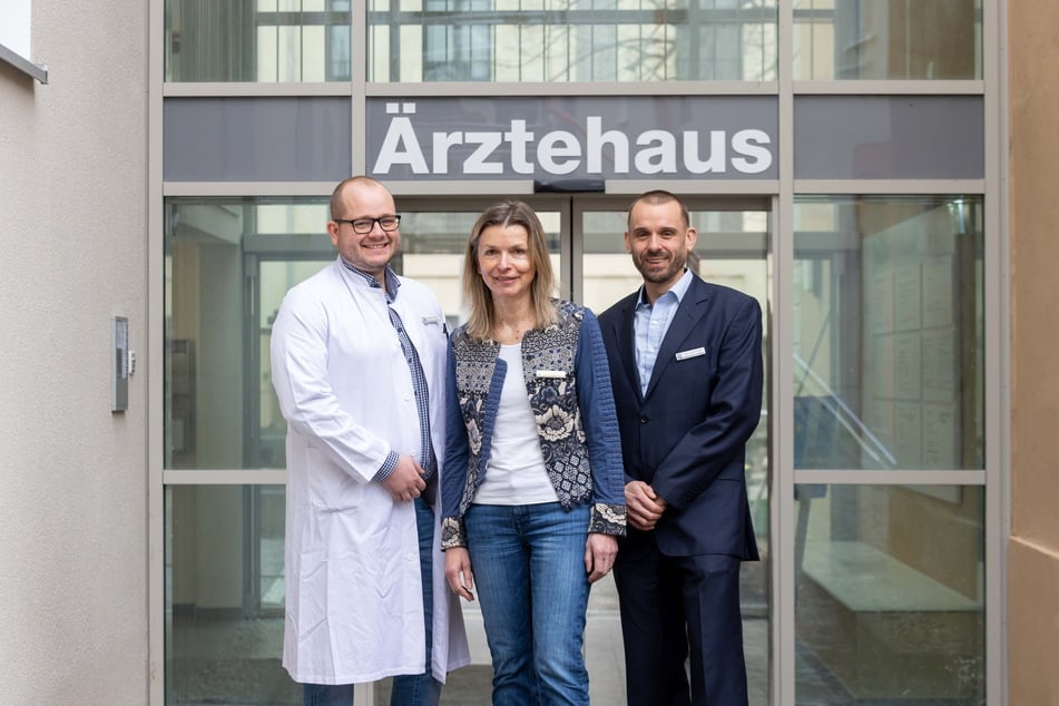 Die Leitung des Ärztehauses stellt sich vor (v.l.): Leiter Fabrice Beier (33), Verwaltungs-Chefin Beate Gootz (62) und Vorstand Ralf Schönherr (47).