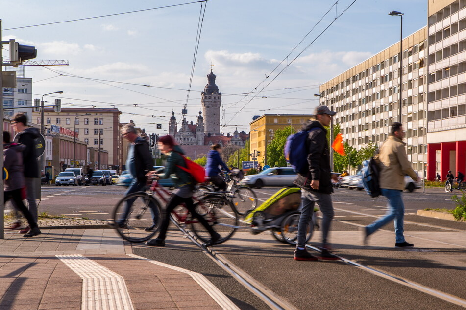 Fußgänger eilen über den Bayerischen Platz in Leipzig. Sie sollen jetzt im Fokus der Verkehrspolitik stehen, unter anderem 100 neue Fußgängerüberwege bekommen.