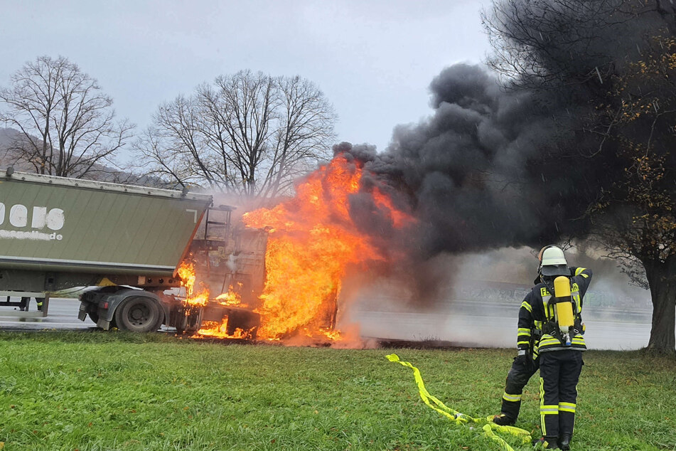 Feuerwehr-Einsatz auf der A3: Sattelzug steht in Vollbrand