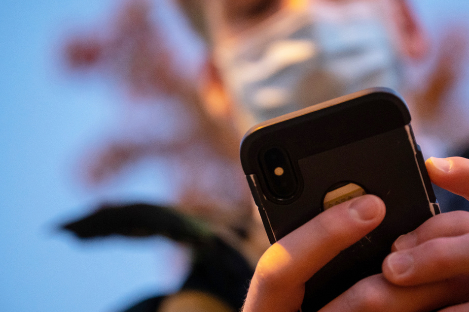 Die Entscheidung, die Corona-App freiwillig zu machen, sei laut Julian Nida-Rümelin (66) falsch gewesen. (Symbolbild)