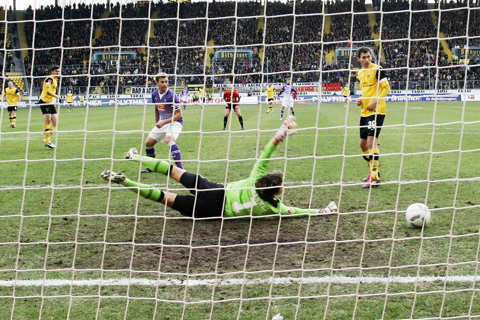 11. Dezember 2011: Im bisher letzten Aufeinandertreffen trennten sich Aachen und Aue auf dem Tivoli 1:1. Hier parierte Martin Männel (36) einen Schuss von Sergiu Radu (46, r.).