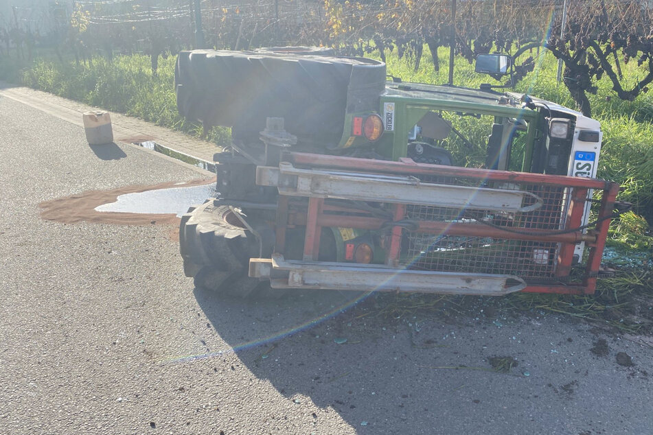 Der Traktor geriet in der Linkskurve in Schräglage und kippte schließlich um.