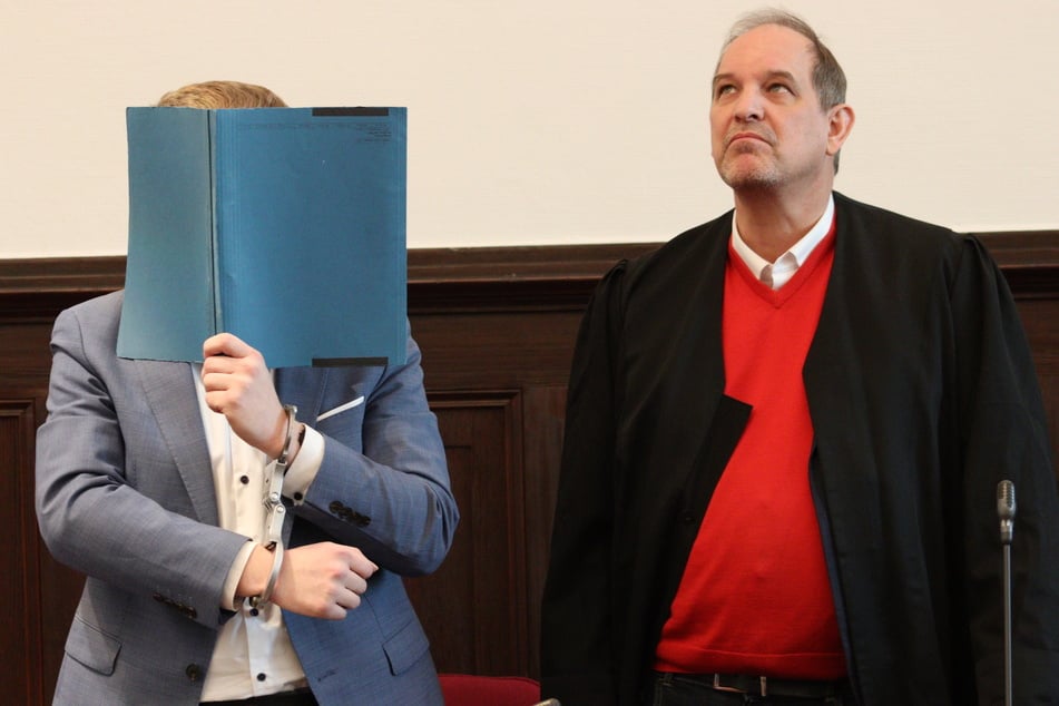 Ein 29-jähriger Mann ist wegen Mordes an seiner fast blinden Lebensgefährtin (†30) zu lebenslanger Haft verurteilt worden.