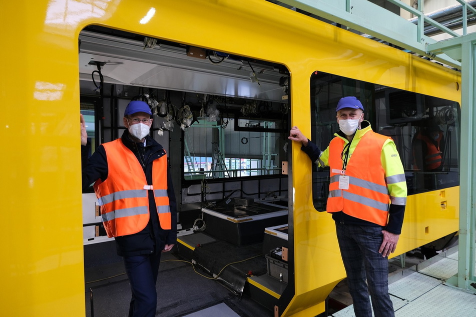 Die DVB-Vorstände Andreas Hemmersbach (52, l.) und Lars Seiffert (51) inspizieren den laufenden Innenausbau im ersten der insgesamt 30 neuen Stadtbahnwagen.