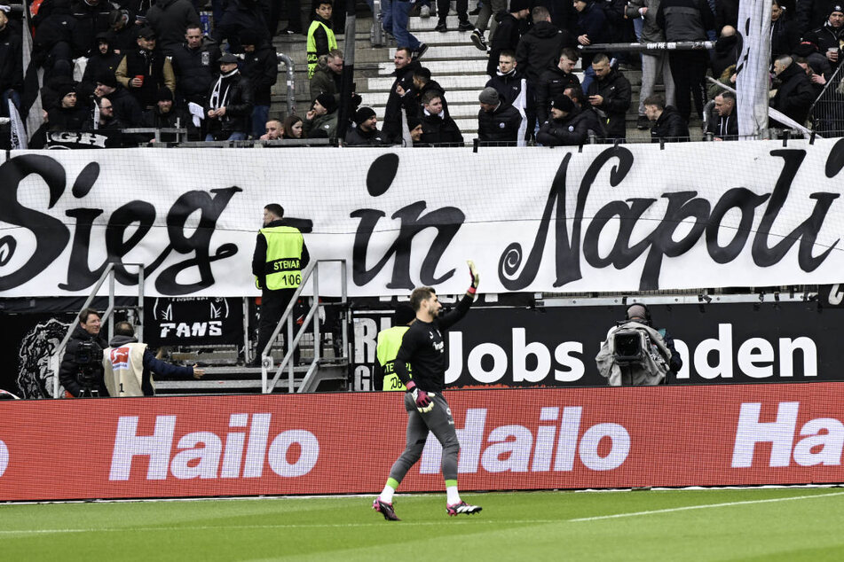 Bei Heimspiel am vergangenen Wochenende gegen den VfB Stuttgart forderten die Fans einen Sieg ihrer Eintracht in Neapel.