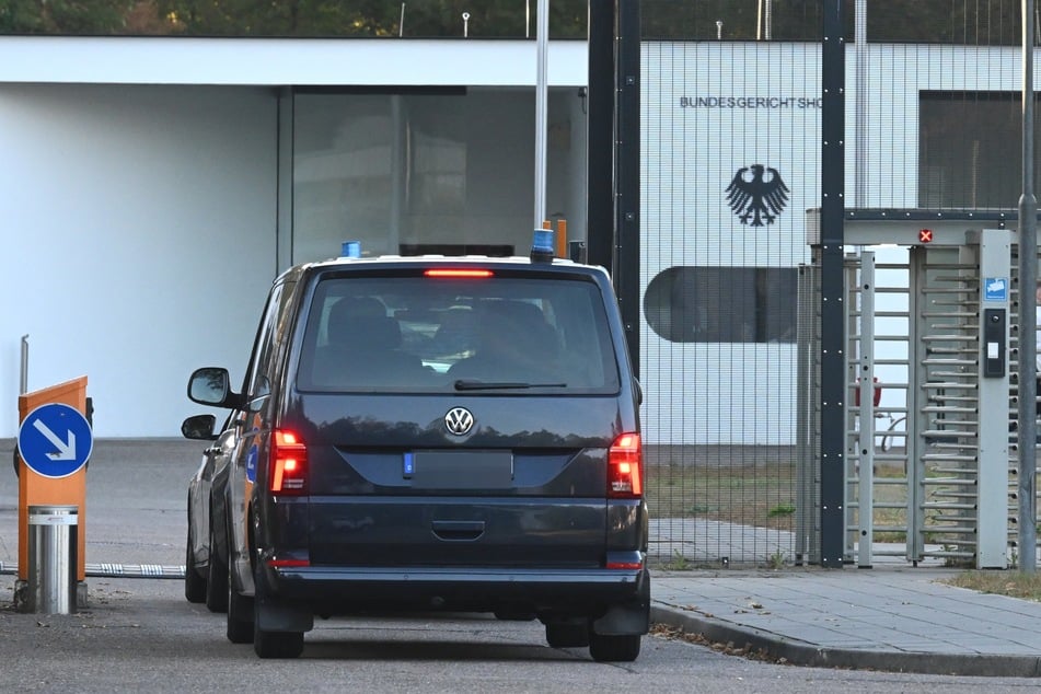 Zivile Polizeifahrzeuge mit Blaulicht fahren auf das Gelände des Bundesgerichtshofes. Der frühere Präsident des Bundesnachrichtendienstes, Hanning, soll in Karlsruhe dem Ermittlungsrichter am Bundesgerichtshof vorgeführt werden.