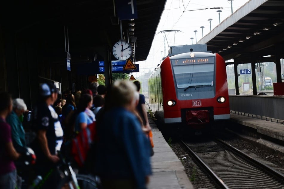 Die Polizei nahm den Mann aus dem Zug mit. (Symbolbild)