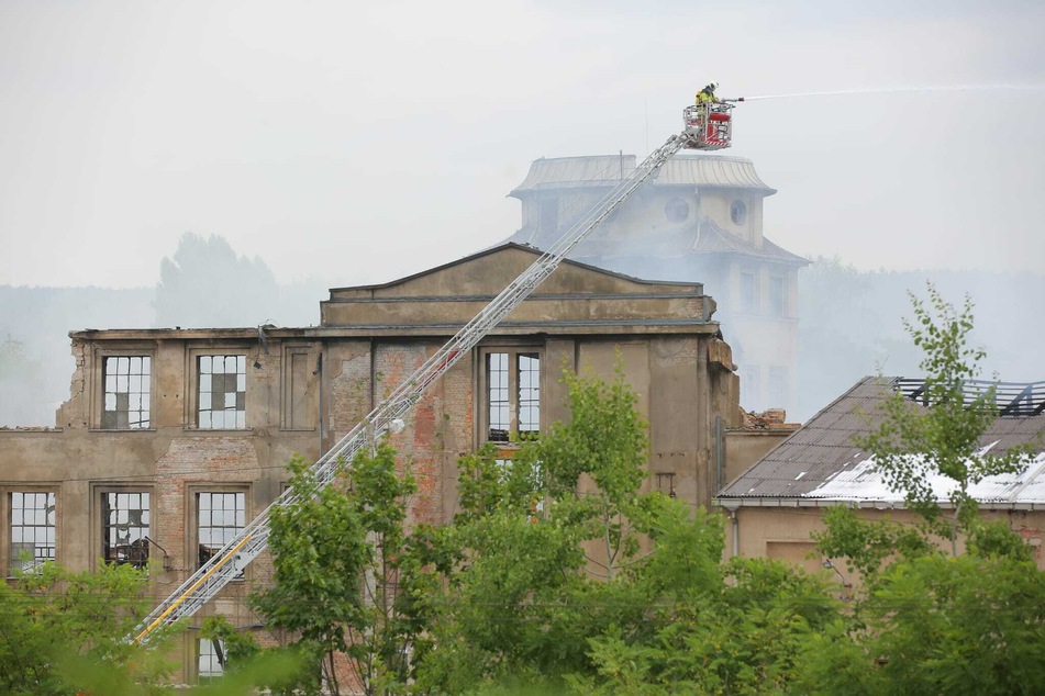 Dresden: Brand im Industriegelände: Feuerwehr warnt vor Fakenews