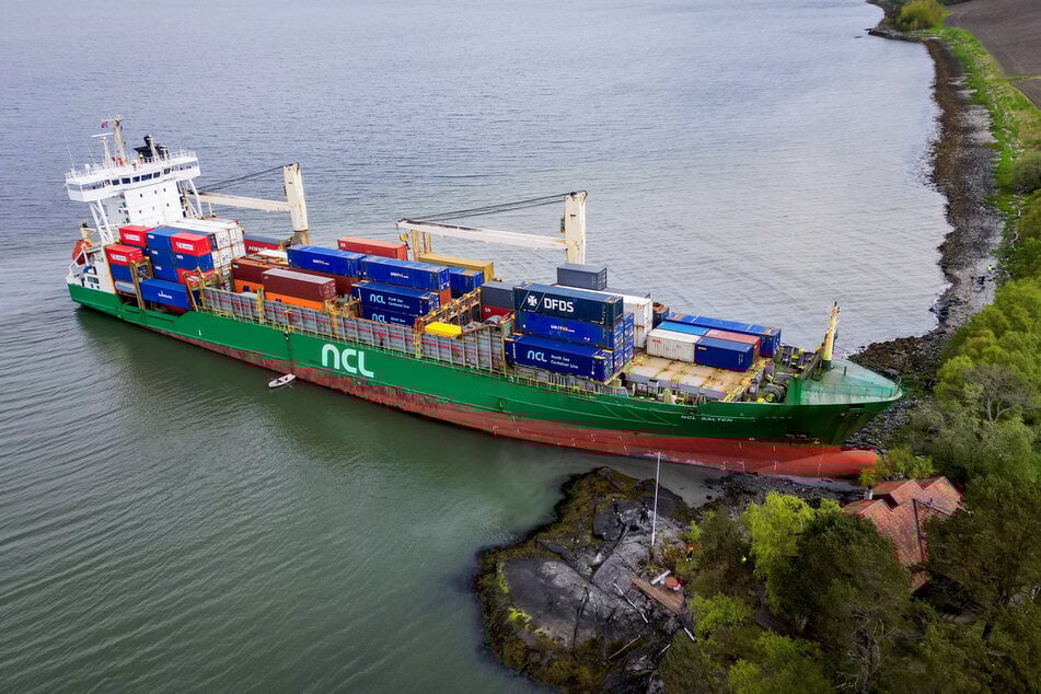 Die Bergung des 135 Meter langen, gestrandeten Containerschiffes hat begonnen.