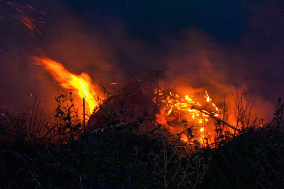 Am Mittwochmorgen ist in Oberkrämer ein Haufen mit Gartenabfällen in Brand geraten.