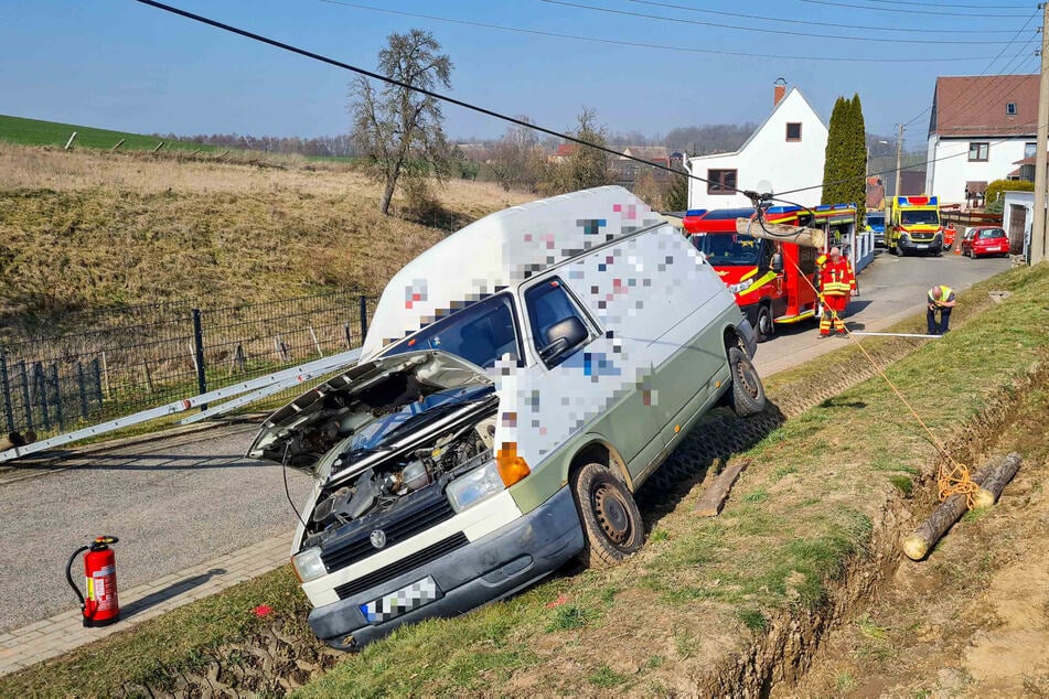 Ein VW kam im Jahnataler Ortsteil Kattnitz von der Straße ab.