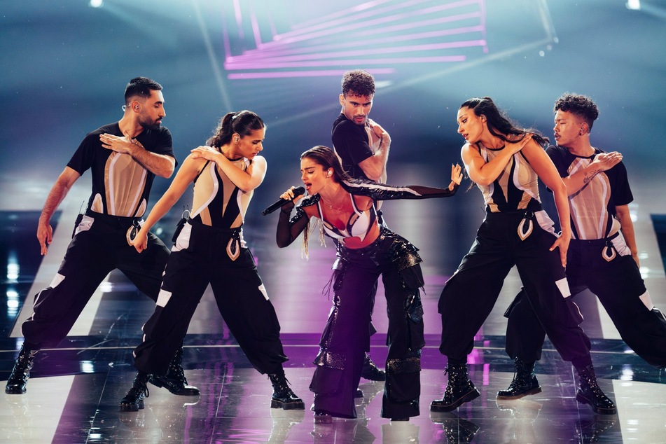 Hot, hotter, Israel. Noa Kirel (am Mikrofon) und ihre Tänzer lieferten superstark ab, stehen zu Recht im Finale.