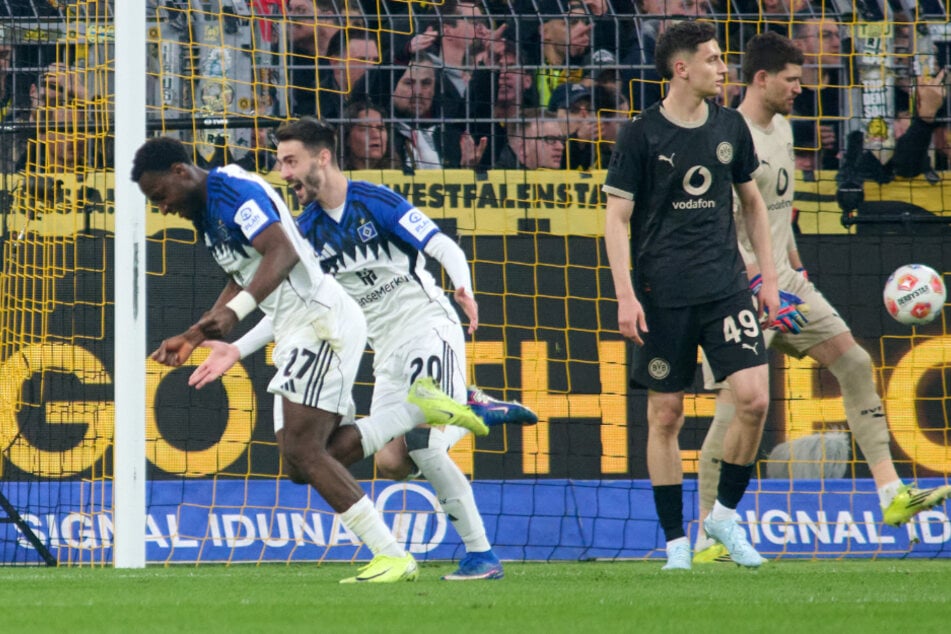 Grenzenloser Jubel bei den HSV-Profis: Die Hanseaten entschieden die erste Hälfte gegen den BVB mit 2:0 für sich.