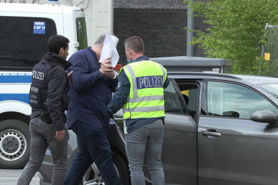 Die Polizei stellte die Hauptverdächtigen unter anderem in ihren Wohnungen in Köln und Brühl.