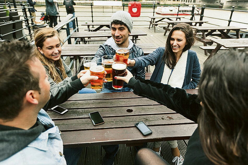 Gemeinsam anstoßen - am Wochenende startet auch in Sachsen die Biergarten-Saison.
