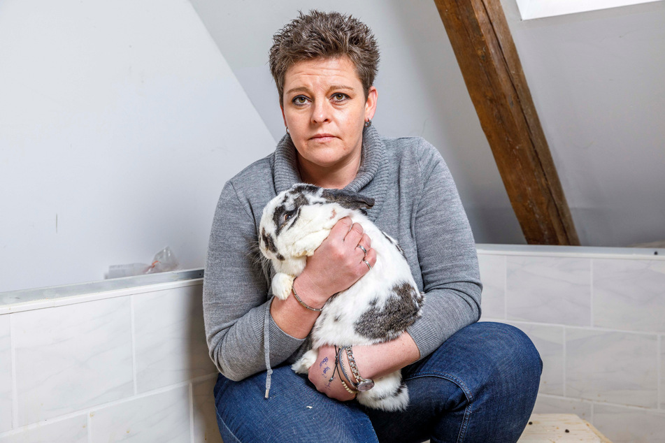 Tierheimleiterin Anja Witzmann (38) mit Kaninchen Moritz (2): Vor allem Kleintiere werden vermehrt abgegeben.